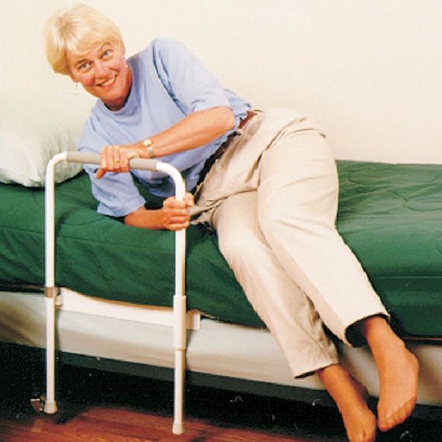 Помог встать на ноги. Приспособления для лежачих больных. Кровать для пожилых людей. Приспособления для лежачих пожилых больных. Приспособление для кровати для лежачих.